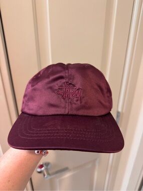 Stüssy Satin Strapback Cap – Burgundy